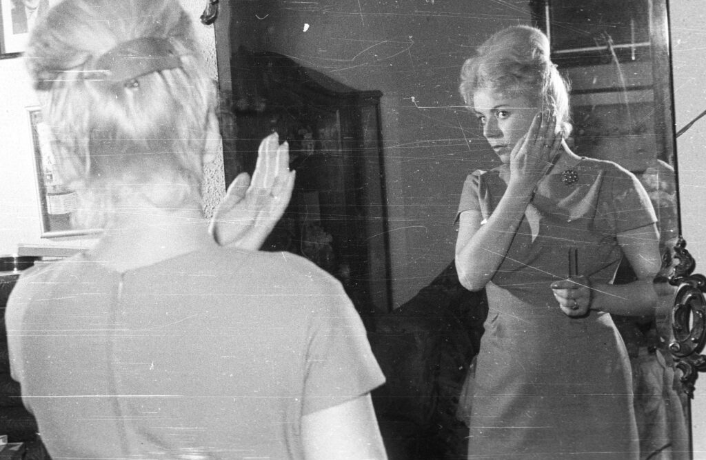Beauty treatment, fashion, reflection Fortepan 50837 - Image of Beauty and Fashion, An image of a Yo