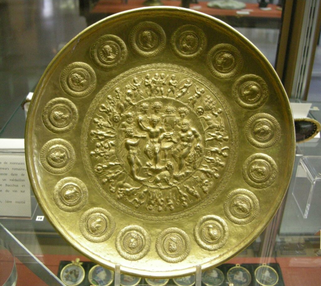 File:CdM, patera di rennes, oror decorato da monete imperiali da adriano a geta, al centro medaglion